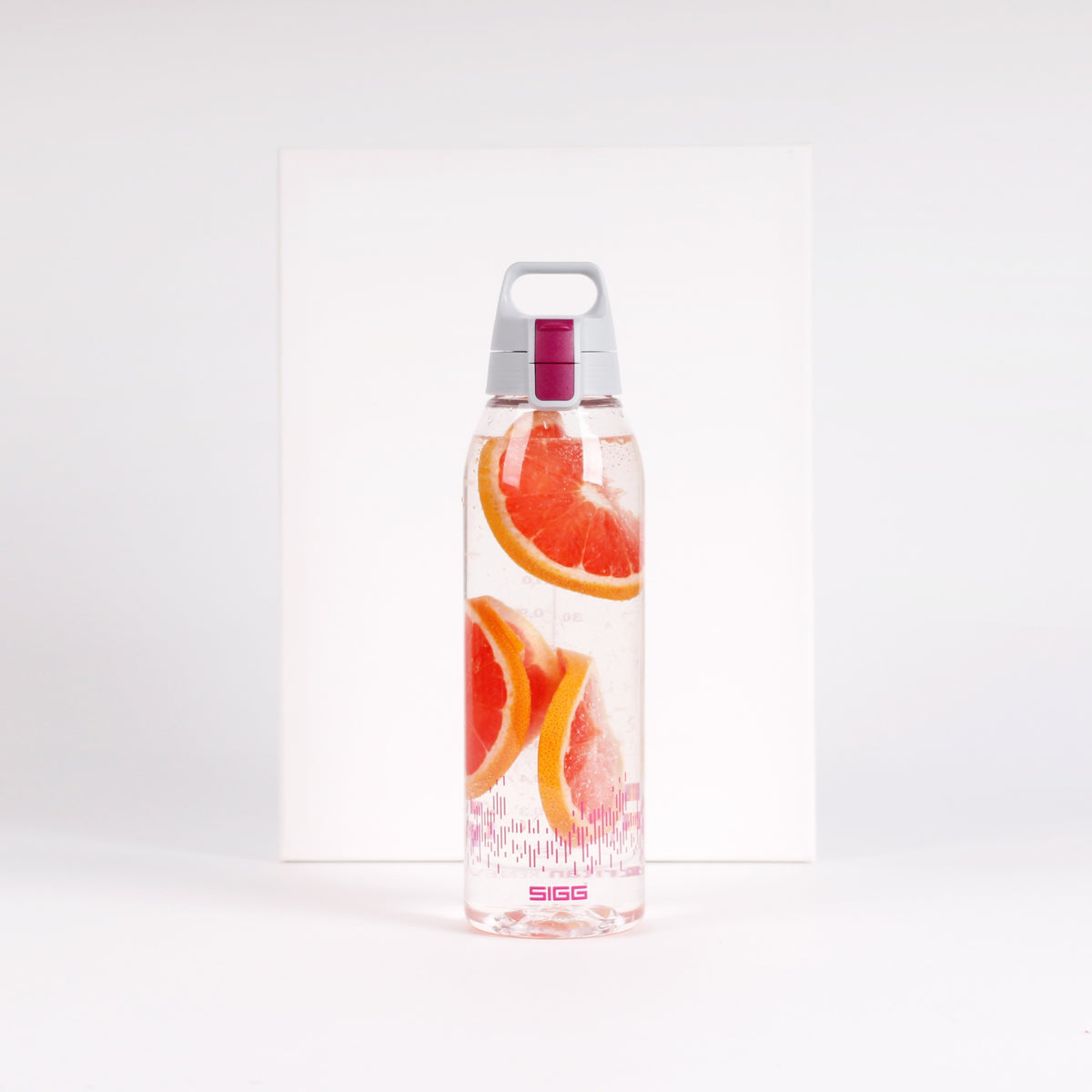 SIGG Total Clear One Berry MyPlanet 1,5 l, käytössä ulkona 2