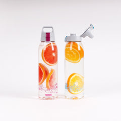 SIGG Total Clear One Berry MyPlanet 1,5 l, käytössä ulkona