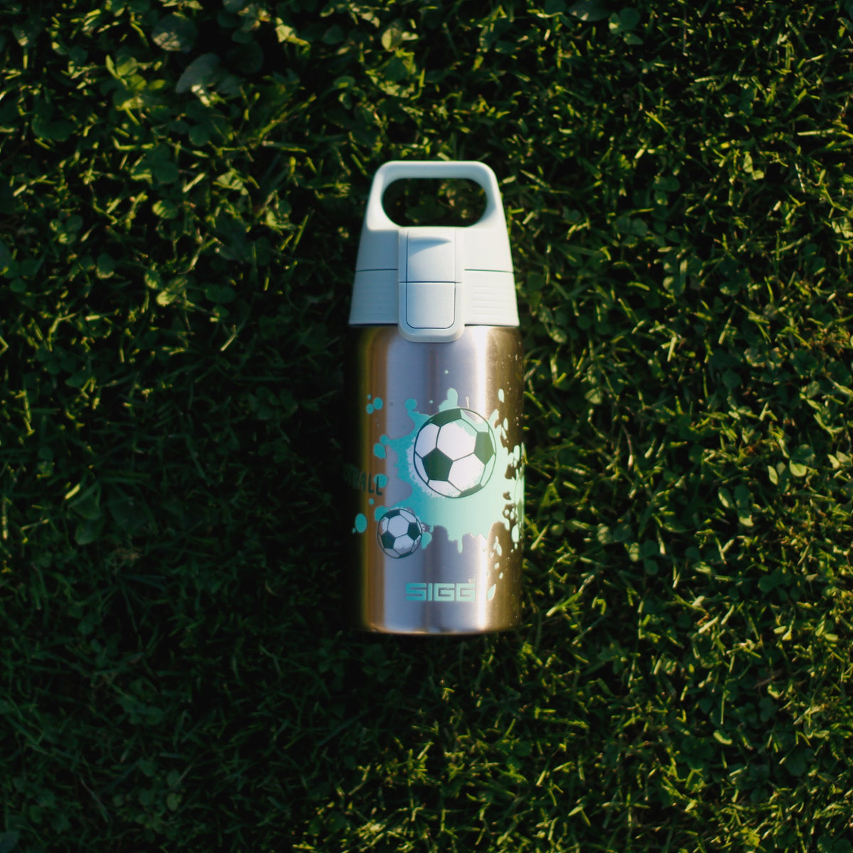 SIGG Shield One Love Football 0,5 l, käytössä ulkona