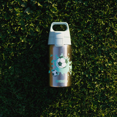 SIGG Shield One Love Football 0,5 l, käytössä ulkona