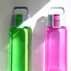 SIGG Total Color One Transparent 0,6 l, käytössä ulkona