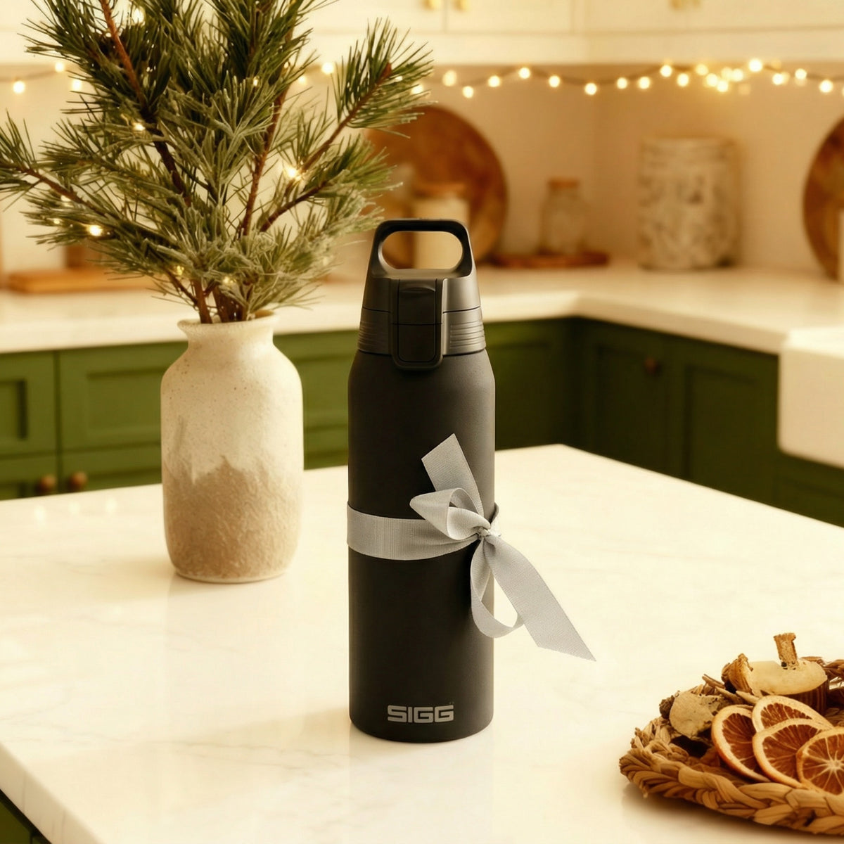 SIGG SHIELD THERM ONE TERMOSPULLO BLACK 0,75 l, käytössä ulkona