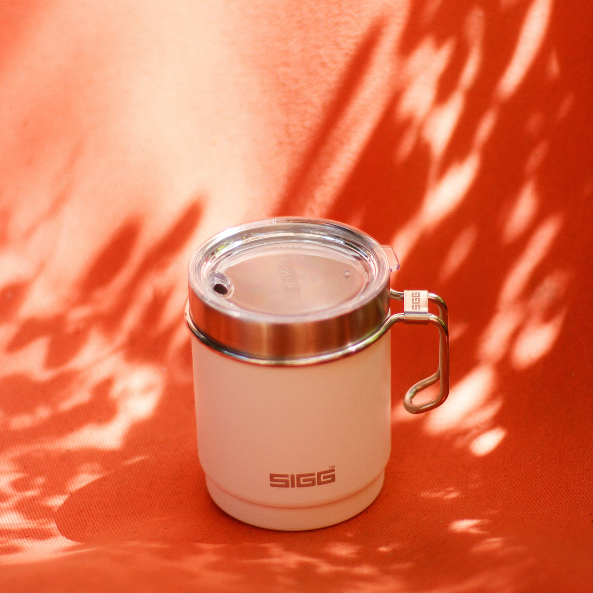 SIGG TRAVEL MUG termosmuki 0,3 l hiekka, käytössä ulkona