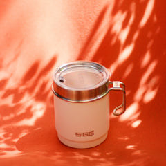 SIGG TRAVEL MUG termosmuki 0,3 l hiekka, käytössä ulkona