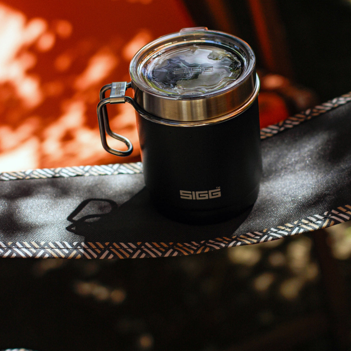SIGG TRAVEL MUG termosmuki vihreä 0,3 l, käytössä ulkona 2