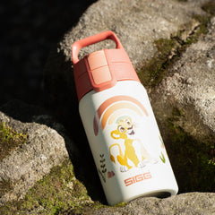 SIGG Shield One Lion King lastenpullo 0,5 l, käytössä ulkona