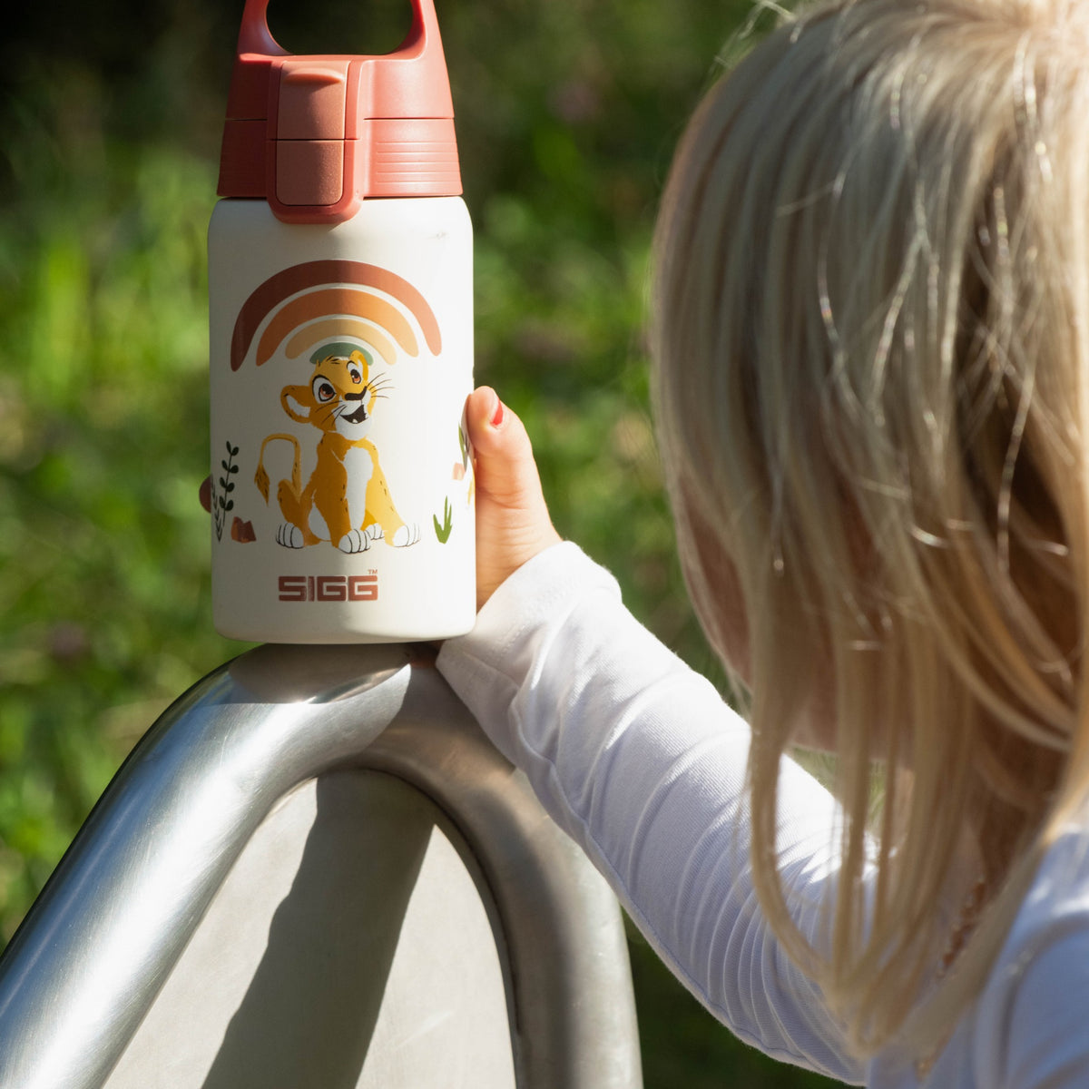 SIGG Shield One Lion King lastenpullo 0,5 l, käyttökuva