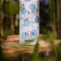 SIGG WMB ONE SIMBA AND NALA 0,6 l, käytössä ulkona