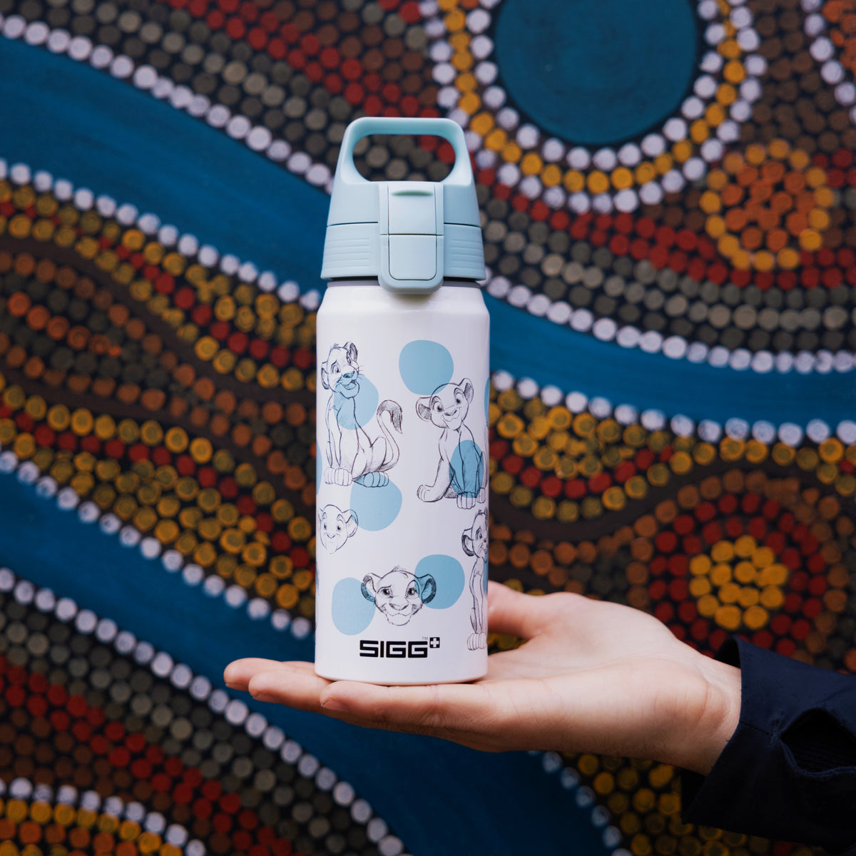 SIGG WMB ONE SIMBA AND NALA 0,6 l, käytössä ulkona 2