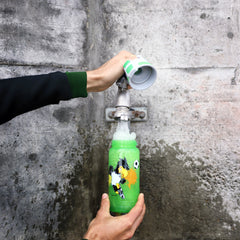 SIGG VIVA ONE PAULE 0,5 l LASTENPULLO, käytössä ulkona