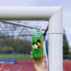 SIGG VIVA ONE PAULE 0,5 l LASTENPULLO, käytössä ulkona 2