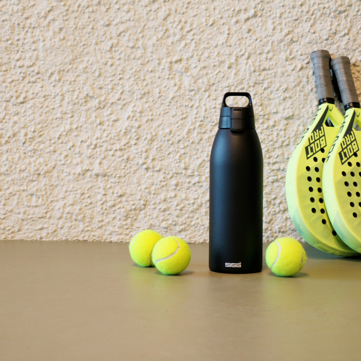 SIGG Shield Therm One Termospullo Black 1,5 l, käytössä ulkona 2