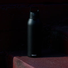 SIGG Shield Therm One Termospullo Black 1,5 l, käytössä ulkona