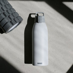 SIGG Shield Therm One termospullo White 1,5 l, käytössä ulkona