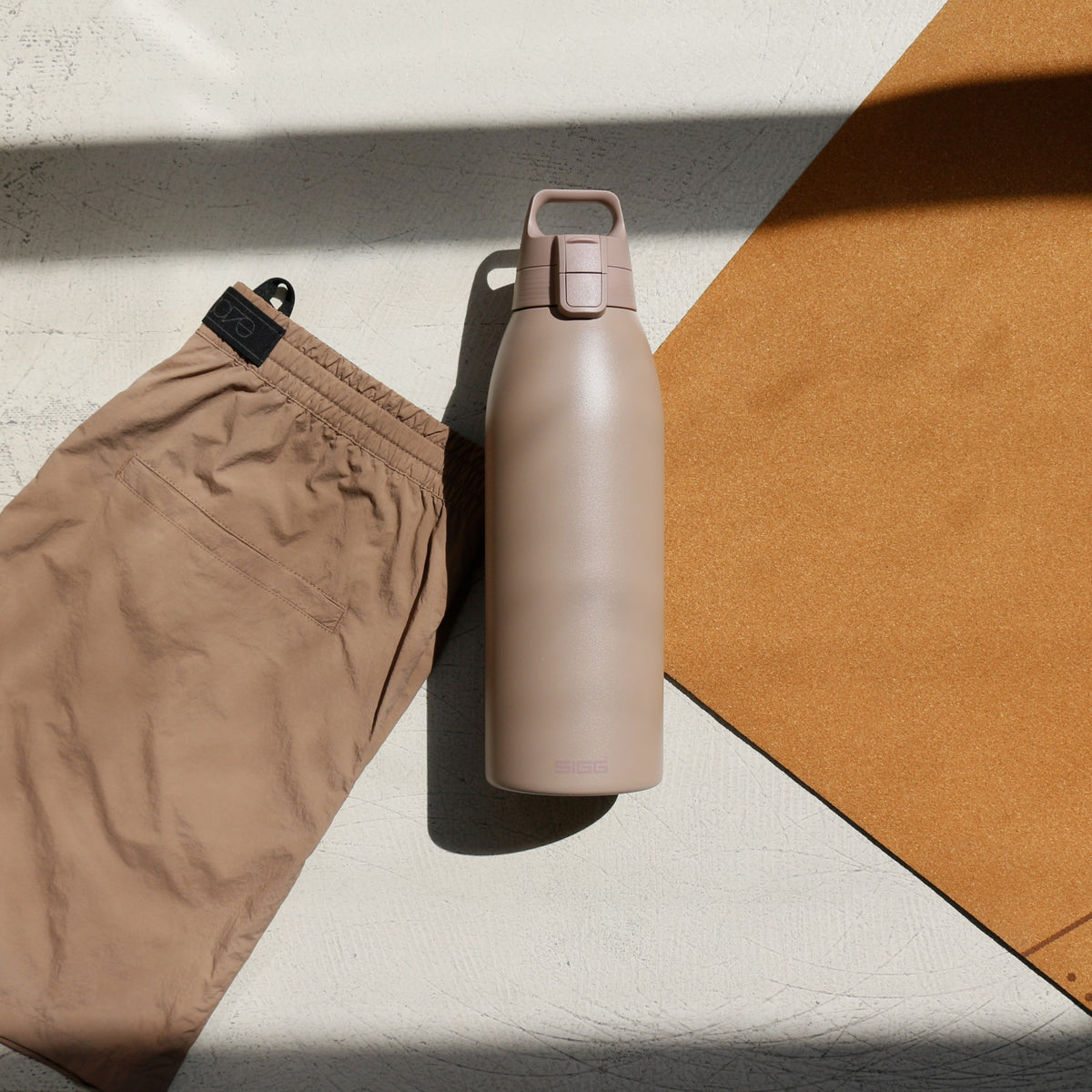 SIGG Shield Therm One termospullo Dusk 1,5 l, käytössä ulkona 2