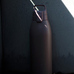 SIGG Shield Therm One termospullo Dusk 1,5 l, käytössä ulkona