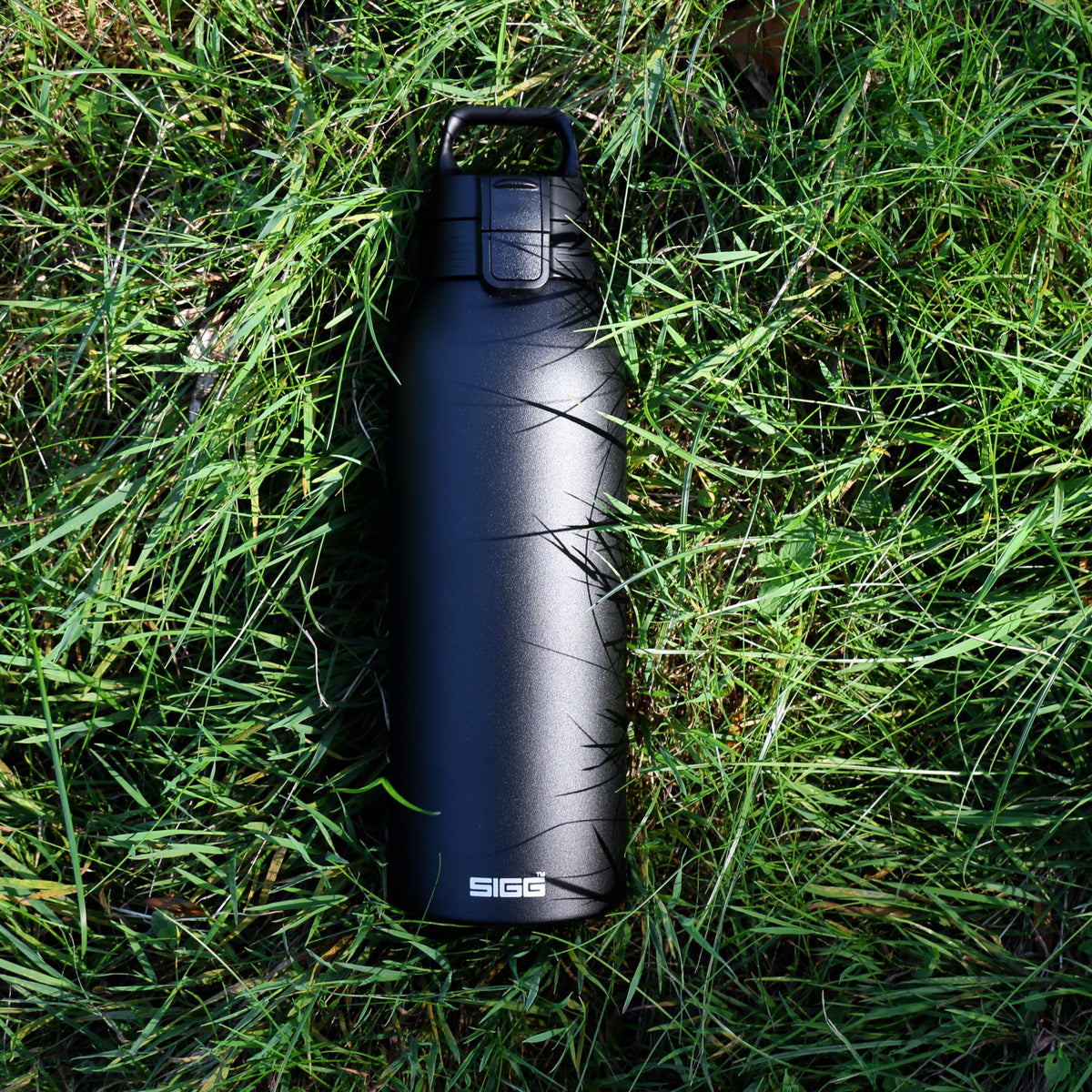 SIGG Shield One Black 1,5 l juomapullo, käytössä ulkona 2