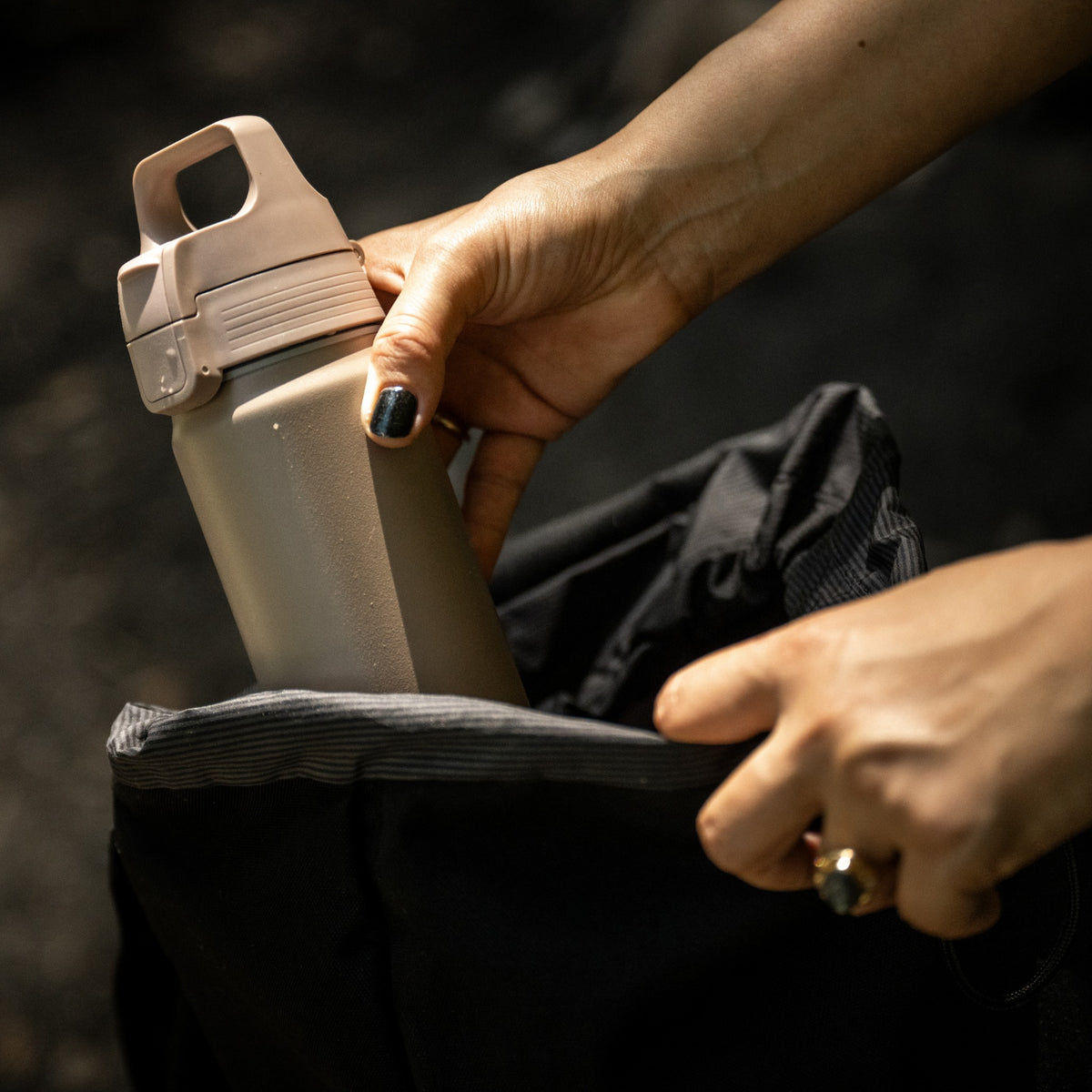 SIGG WMB ONE alumiini juomapullo Dusk 0,75 l, käyttökuva