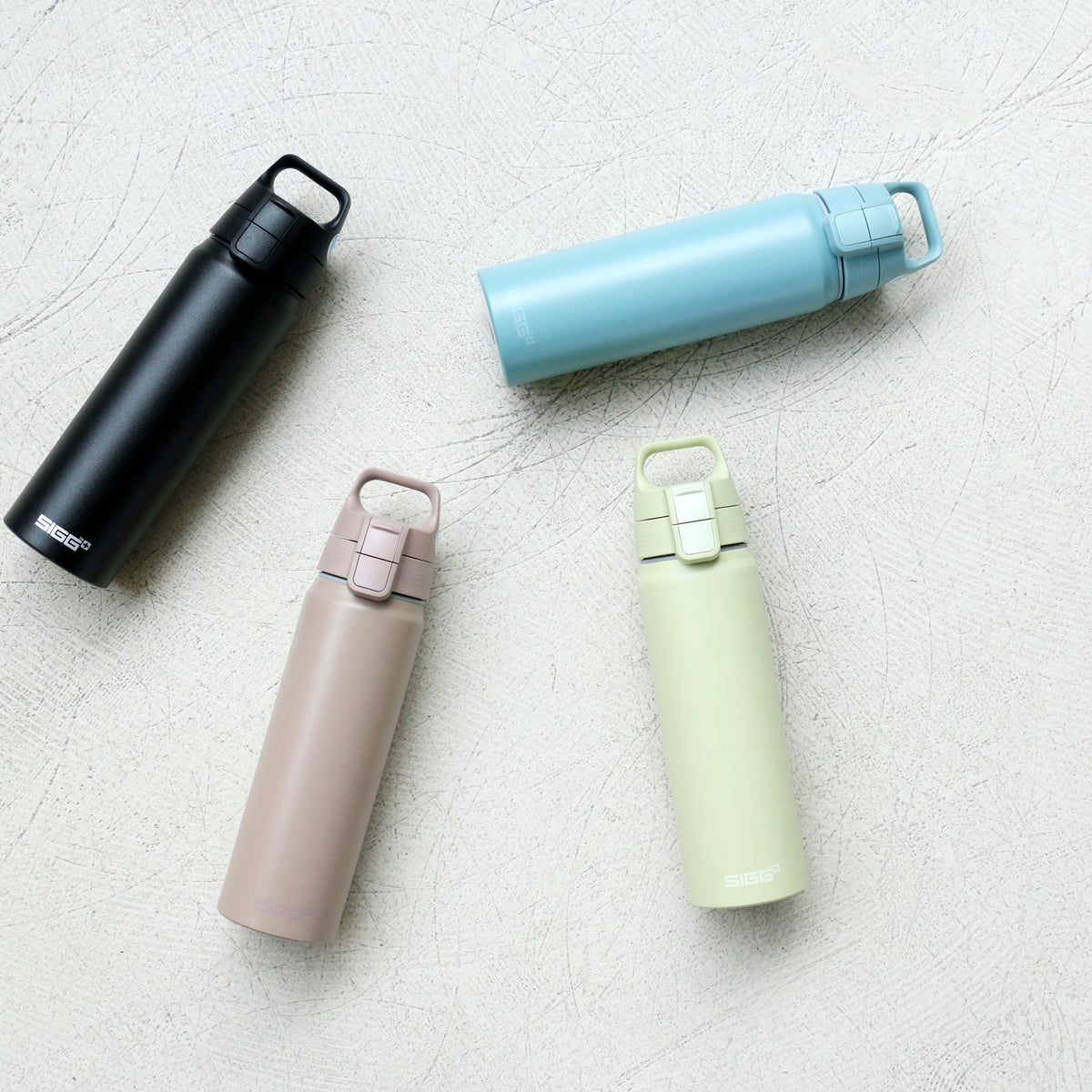 SIGG WMB ONE alumiini juomapullo Dusk 0,75 l, käytössä ulkona