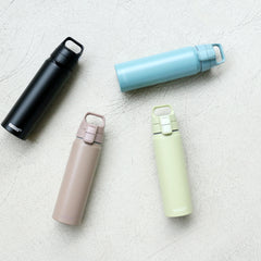 SIGG WMB ONE alumiini juomapullo Dusk 0,75 l, käytössä ulkona