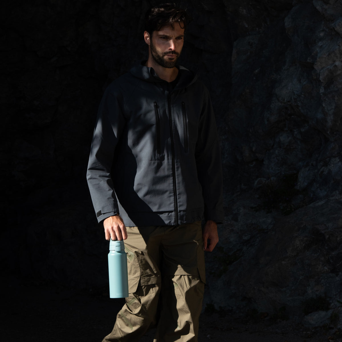 SIGG WMB ONE alumiini juomapullo Morning Blue 1,0 l, käyttökuva