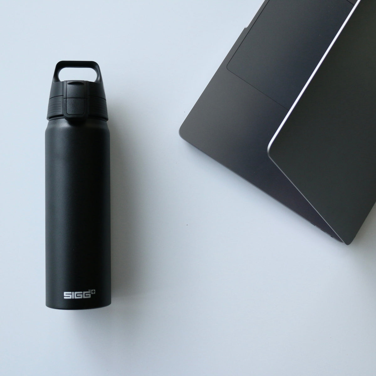 SIGG WMB ONE Black 0,75 l, käytössä ulkona