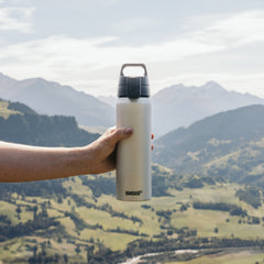 SIGG WMB ONE alumiini juomapullo Alu 0,75 l, käytössä ulkona 2