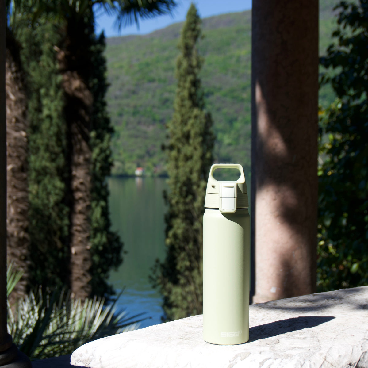 SIGG WMB ONE alumiini juomapullo Eco Green 0,75 l, käytössä ulkona