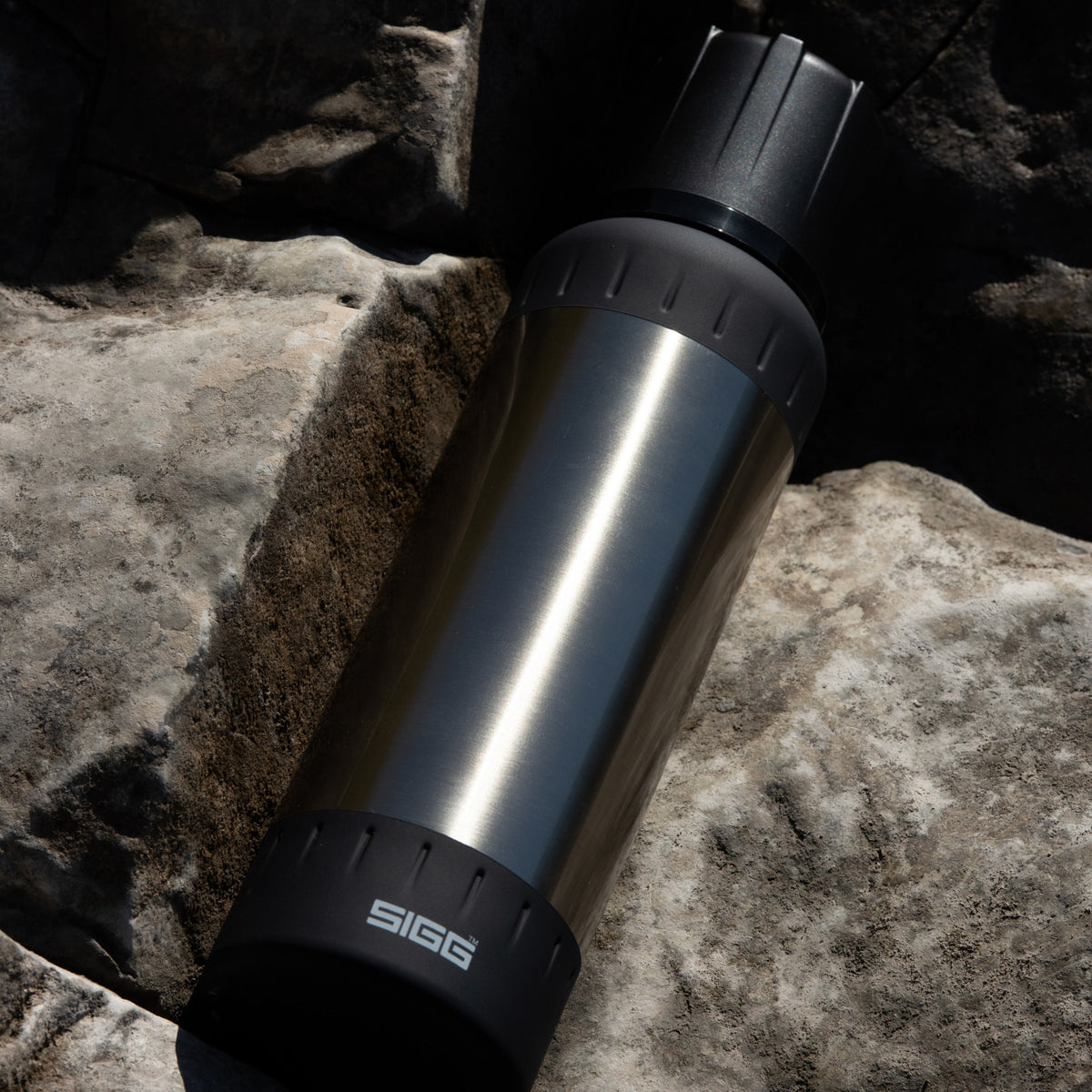 SIGG Alpine Star termospullo Brushed 1,0 l, käyttökuva