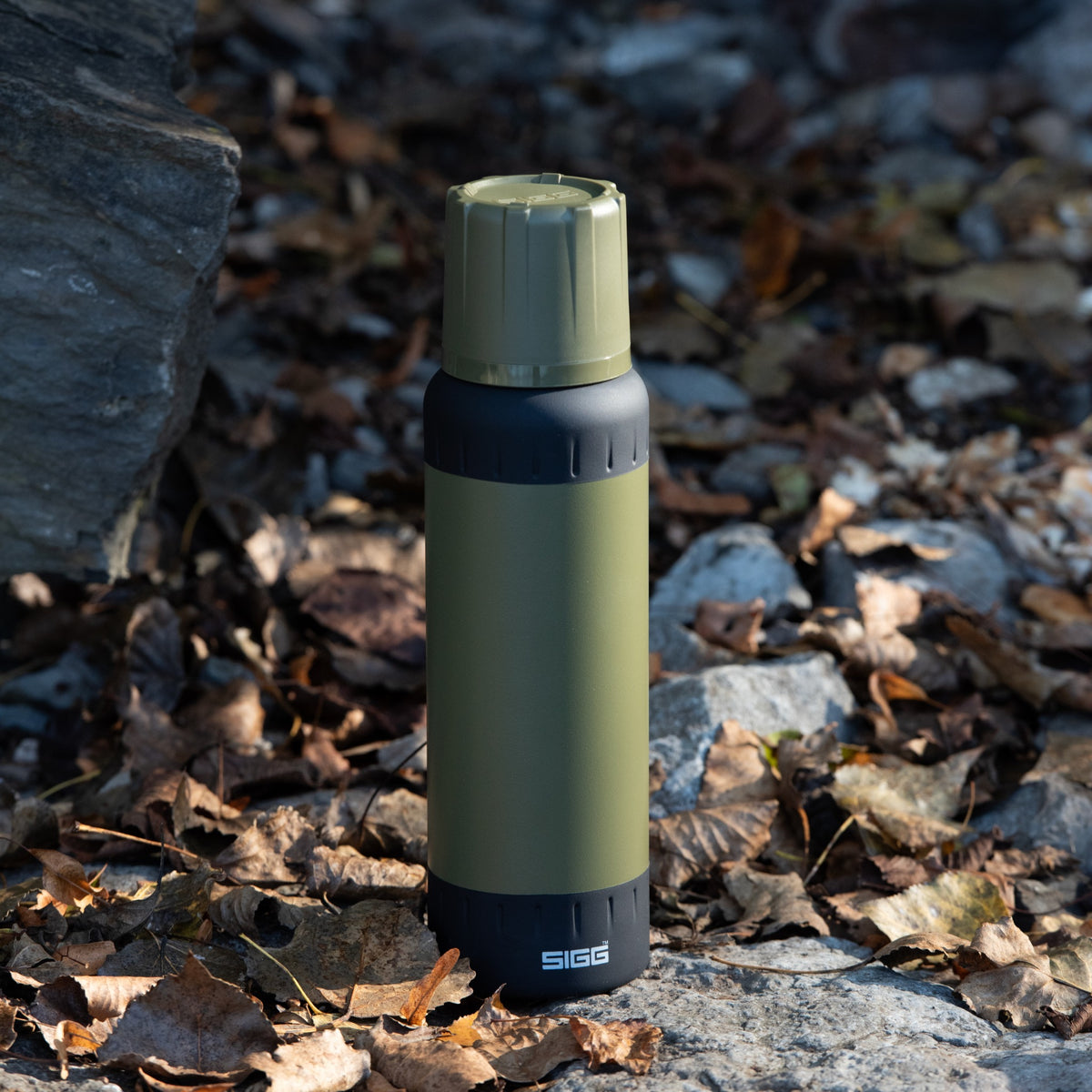 SIGG Alpine Star termospullo Roasted Green 1,0 l, käyttökuva
