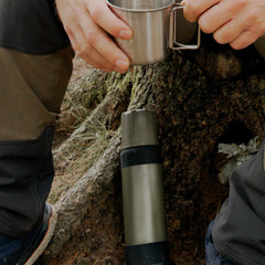 SIGG Alpine Star termospullo Roasted Green 0,75 l, käytössä ulkona
