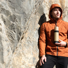 SIGG Alpine Star termospullo Caramel Sand 0,75 l, käyttökuva