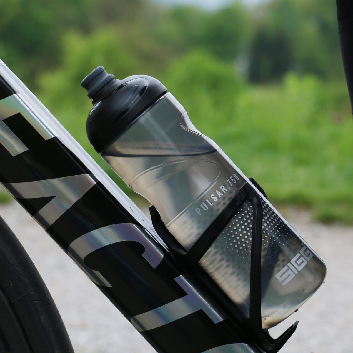 SIGG Pulsar Anthracite 0,75 l urheilupullo, käytössä ulkona