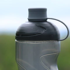 SIGG Pulsar Anthracite 0,75 l urheilupullo, käytössä ulkona 2