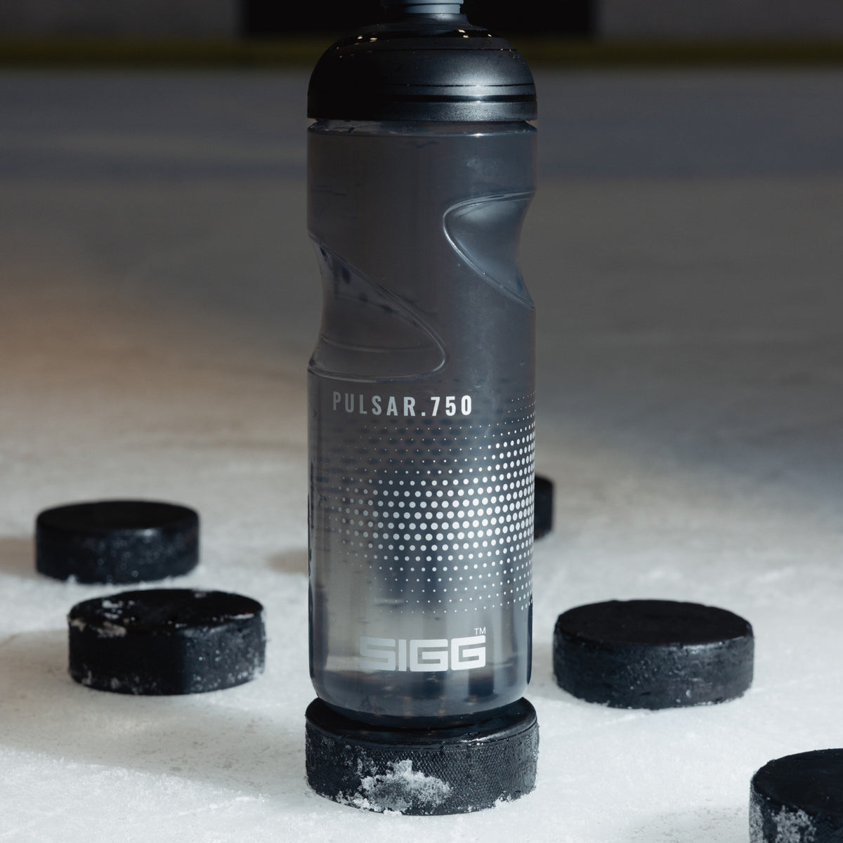 SIGG Pulsar Anthracite 0,75 l urheilupullo, käyttökuva 2
