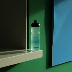 SIGG Pulsar Transparent Aqua 0,75 l urheilupullo, käytössä ulkona