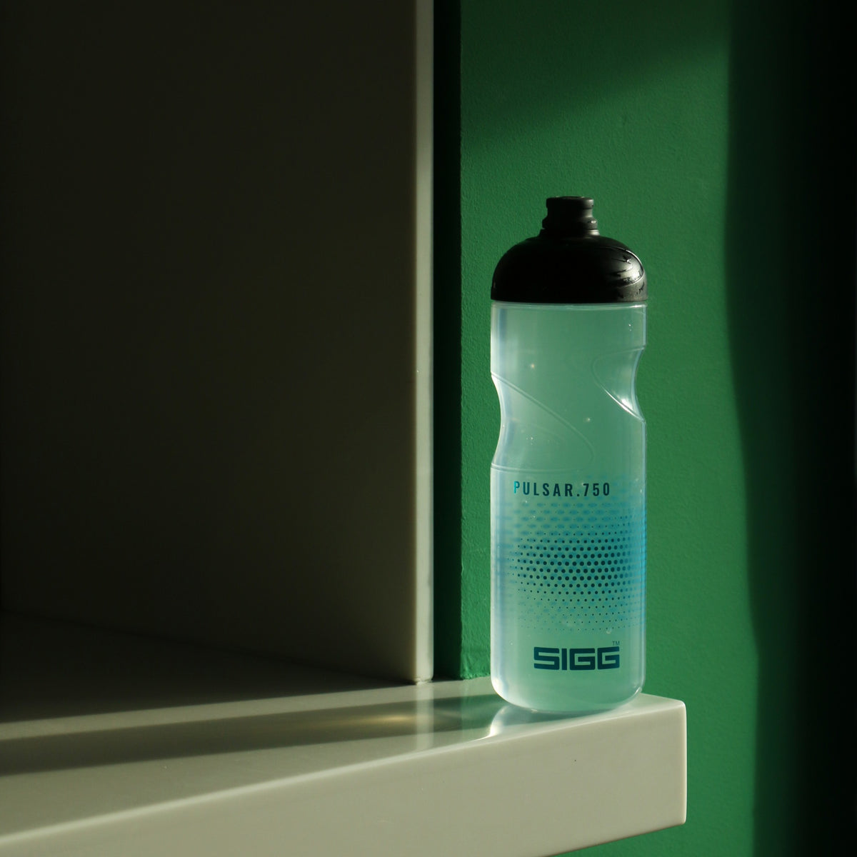 SIGG Pulsar Transparent Aqua 0,75 l urheilupullo, käytössä ulkona 2