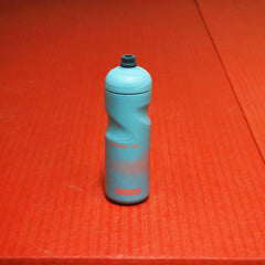SIGG Pulsar Morning Blue 0,75 l urheilupullo, käytössä ulkona