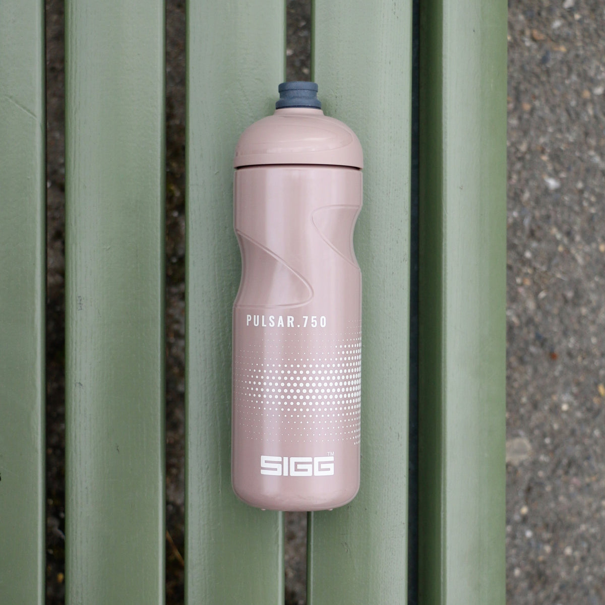 SIGG Pulsar Dusk 0,75 l urheilupullo, käytössä ulkona