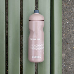 SIGG Pulsar Dusk 0,75 l urheilupullo, käytössä ulkona