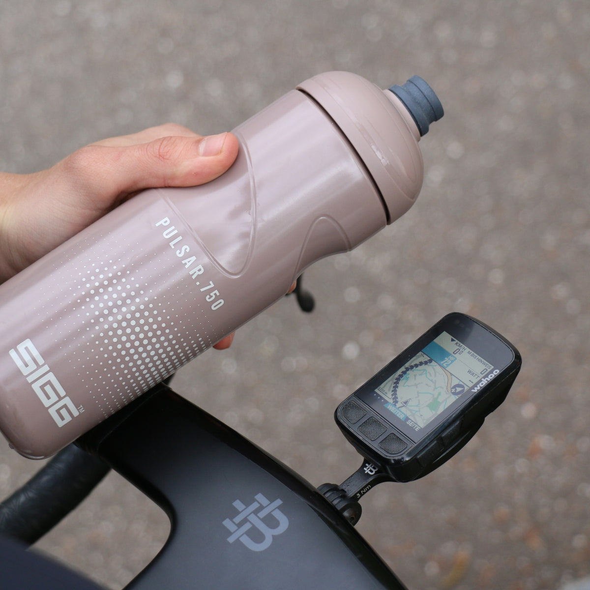 SIGG Pulsar Dusk 0,75 l urheilupullo, käyttökuva