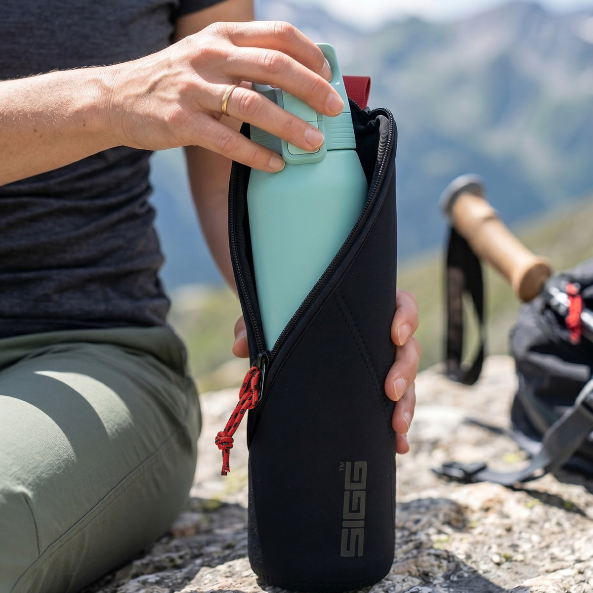 SIGG Bottle Holster M, käytössä ulkona