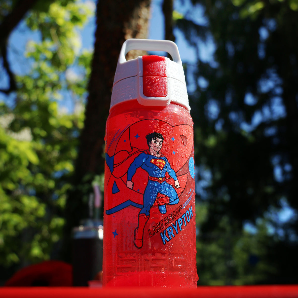 SIGG Viva One Superman 0,5 l, käytössä ulkona