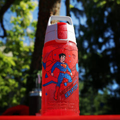 SIGG Viva One Superman 0,5 l, käytössä ulkona