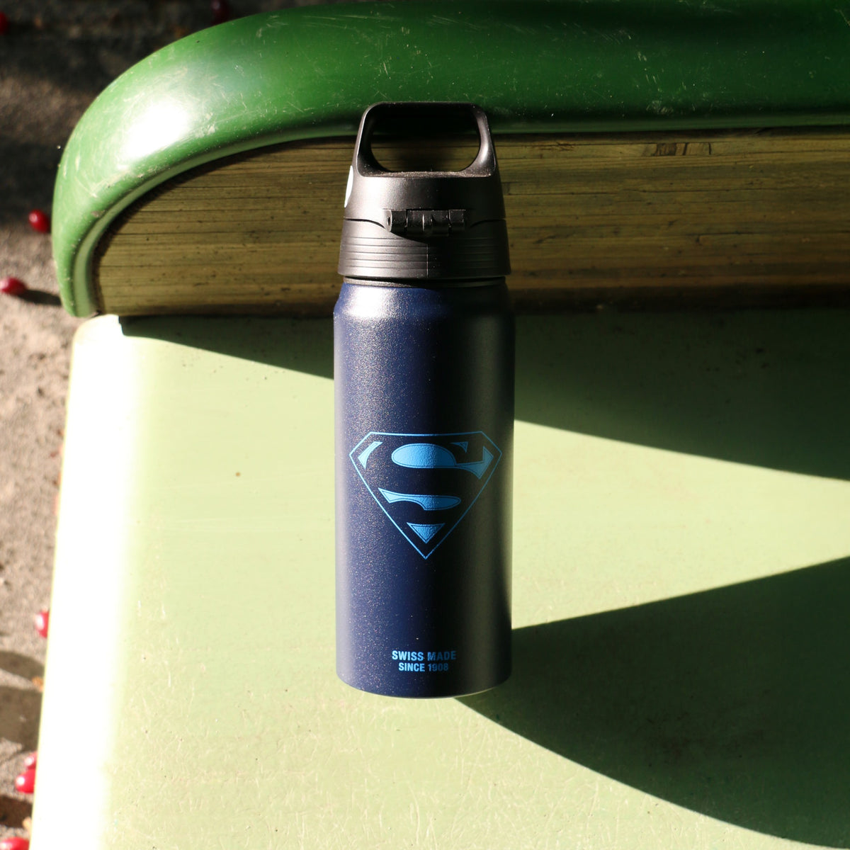 SIGG Wmb One Superman Blue 0,6 l, käytössä ulkona
