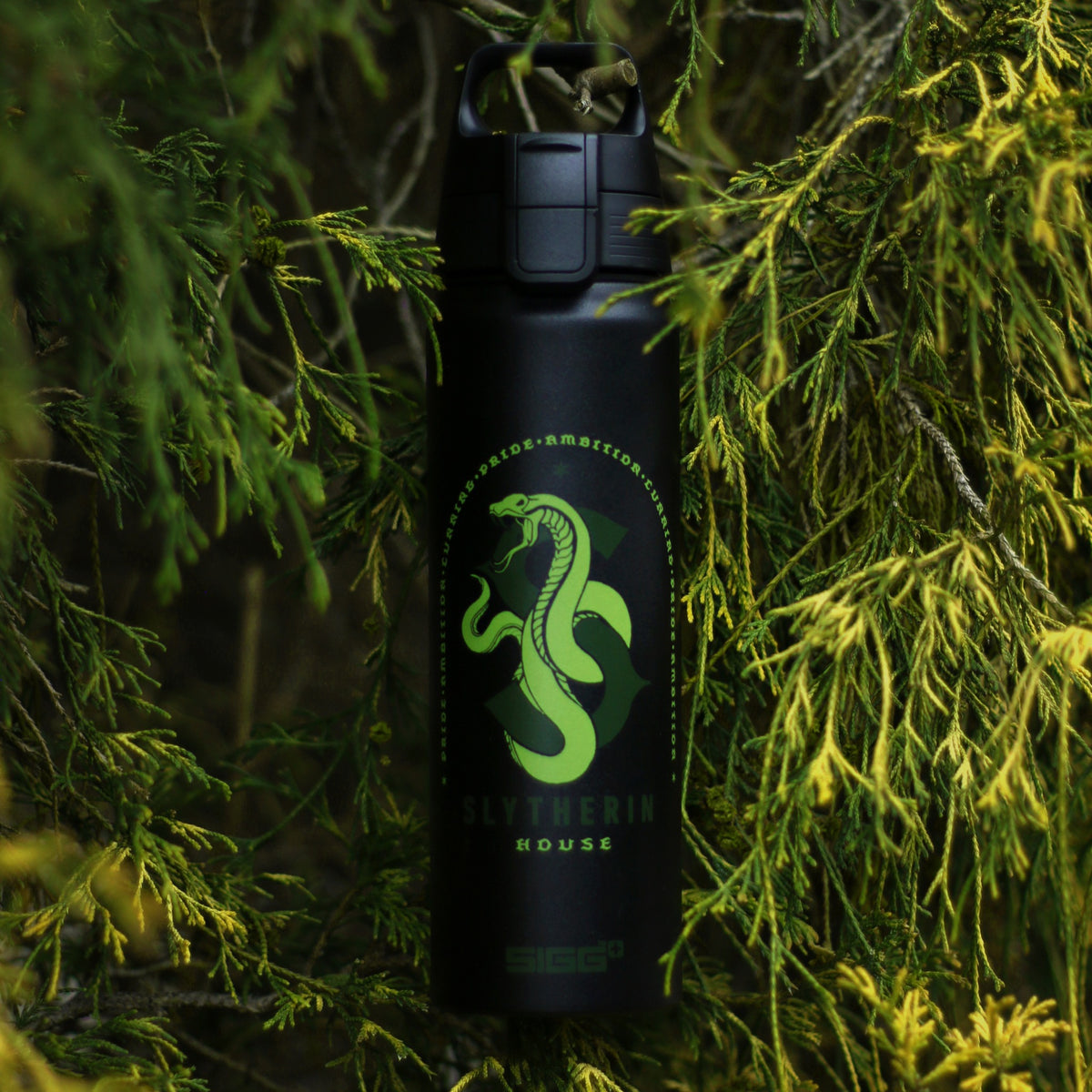 SIGG WMB ONE Slytherin alumiinipullo 0,75 l, käytössä ulkona 2
