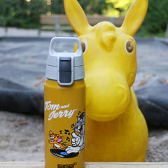 SIGG WMB ONE TOM & JERRY 0,6 l LASTENPULLO, käytössä ulkona