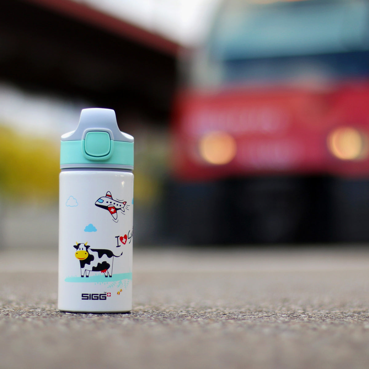 SIGG Miracle I Love Switzerland lastenpullo 0,4 l, käytössä ulkona