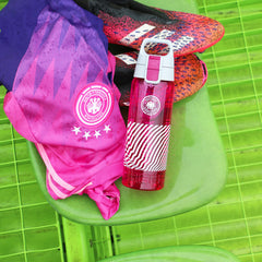 SIGG Total Color One Berry Dfb Match Day 0,6 l, käytössä ulkona
