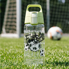 SIGG VIVA ONE FOOTBALL SPLASH LASTEN JUOMAPULLO 0,5 l, käytössä ulkona